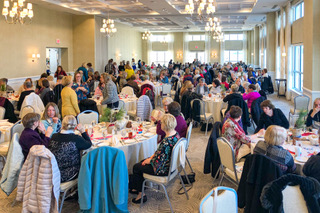 Attendees enjoy lunch.